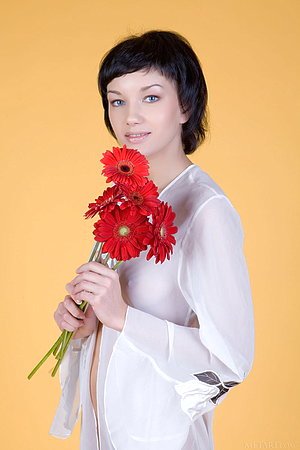 Short-haired MILF-looking brunette showing her flower and her flowers